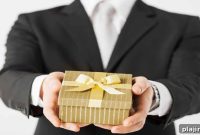 Holiday Gift Shopping at Airports: Tips for Stress-Free Finds