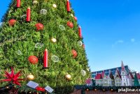 7 Most Spectacular Christmas Trees Around the World
