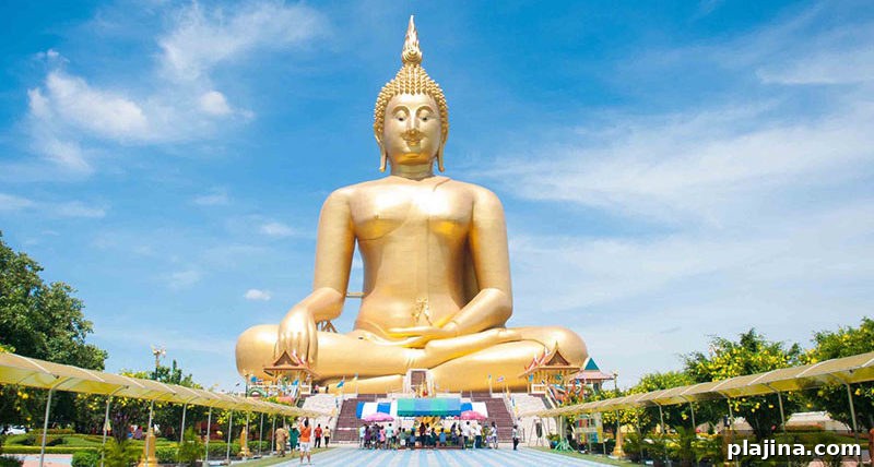 Great Buddha at Wat Muang