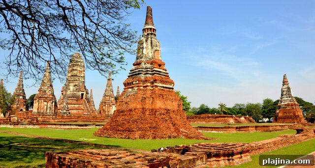 Broken Pagoda in Wat Chaiwatthanaram