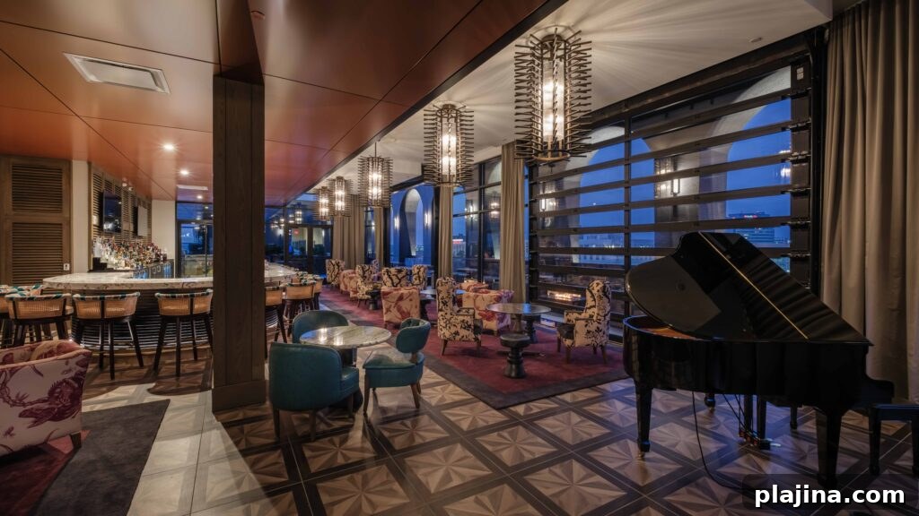 Rooftop Bourré Bonne pool and seating
