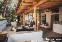 When Work Travels: How Nomadic Professionals Turn the World into Their Office