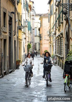 Bicyclists in the old, narrow streets of Lucca
