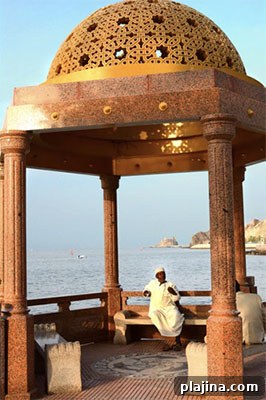 Local people in traditional dress along the Muttrah Corniche © LUCA ROGGERO | DREAMSTIME.COM