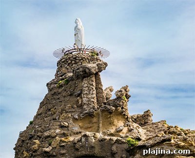 The statue of the Virgin Mary atop the Rock of the Virgin Mary, Biarrtiz © ALAN GARDINER | DREAMSTIME.COM