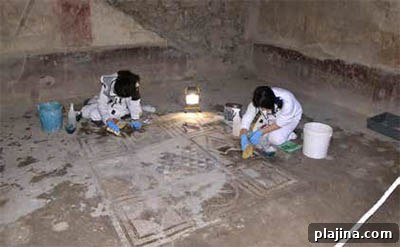 Restorers of Casa dell'Orso Ferito © PRESS OFFICE, SOPRINTENDENZA ARCHEOLOGICA DI POMPEI