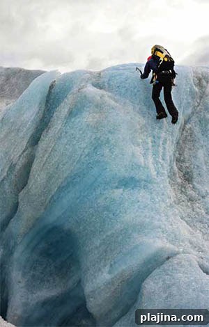 Ice climbing at the Sólheimajökull Glacier © LUCIANY | DREAMSTIME