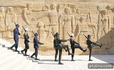 Soldiers marching in the changing of the guard ceremony at Anıt Kabir