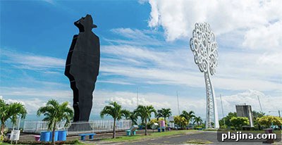 The silhouette of Augusto Sandino next to a tree of life in Parque Histórico Nacional
