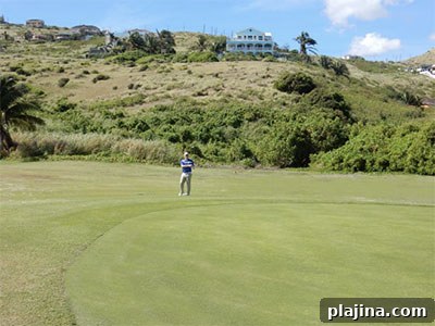 Paul chipping on Hole 15 © FRANCIS X. GALLAGHER
