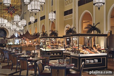 Al Wadaa Restaurant buffet at Mövenpick Resort Al Nawras © MÖVENPICK HOTELS & RESORTS