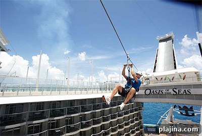 Caribbean’s Oasis of the Seas zip-line © ROYAL CARRIBBEAN