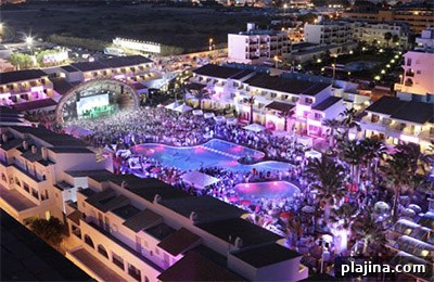 Aerial view of a party scene at Ushuaïa Ibiza Beach Hotel © USHUAIA IBIZA BEACH HOTEL