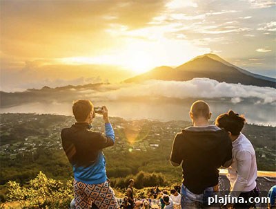Photo op at dawn on top of the Mount Batur volcano