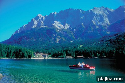 Top Day Trips From Munich: Charming Destinations Nearby 2 Zugspitze