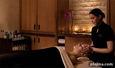 Facial treatment © THE PENINSULA CHICAGO