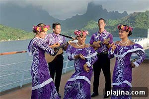 Polynesian entertainers © PAUL GAUGUIN CRUISES