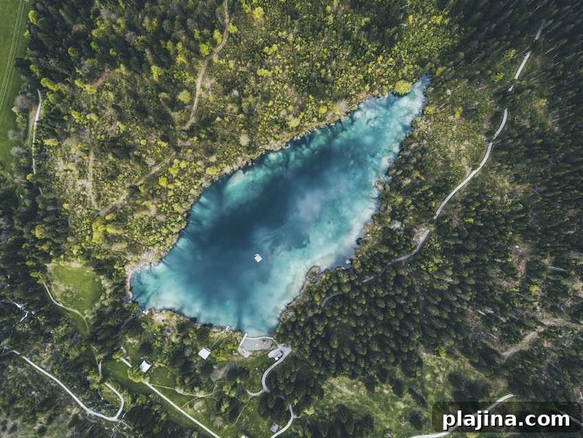Schweiz. ganz natuerlich. Die Urspruenglichkeit und Naturbelassenheit des Crestasees ist ueberwaeltigend. Das blaugruene Wasser wird von einer ueppigen Ufervegetation und einem dunkelgruenen Baumkranz umrahmt. Ein Anblick wie aus dem Maerchenbuch!