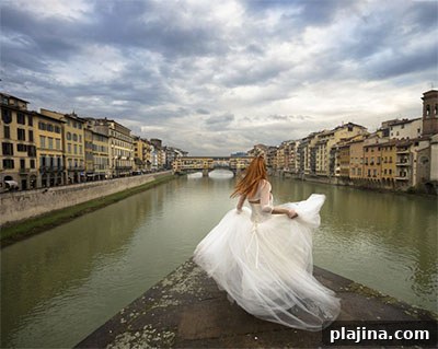 Bride in front of the Ponte Vecchio medieval bridge