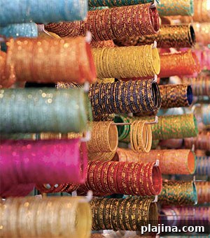 Colorful bangles for Sale at the Laad Bazaar near Charminar © RAKESH KRISHNOTULA - DREAMSTIME.COM