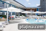 7 Stunning Hotel Pools Worth Visiting Right Now 3 thumb2